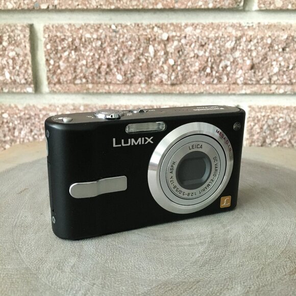 Panasonic LUMIX DMC FX10 6.0MP Digital Camera In Black + Tamrac Case - Picture 2 of 16